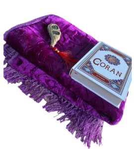Kit de prière violet avec tapis en velours et Coran blanc complet, accompagné d'un tasbih en bois noble