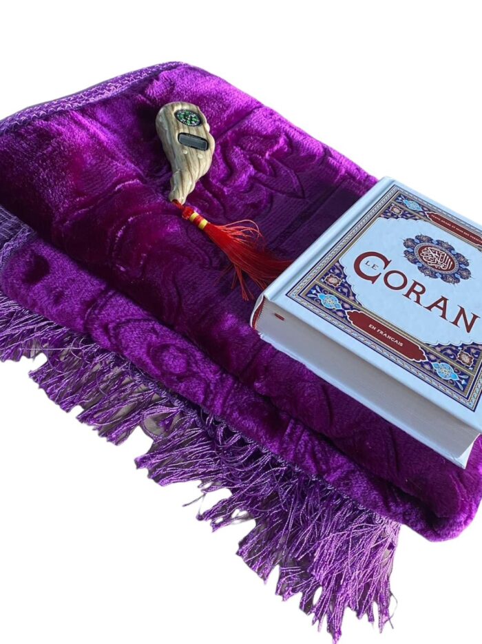 Kit de prière violet avec tapis en velours et Coran blanc complet, accompagné d'un tasbih en bois noble